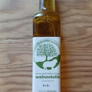 Walnootolie uit eigen boomgaard