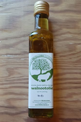Walnootolie uit eigen boomgaard